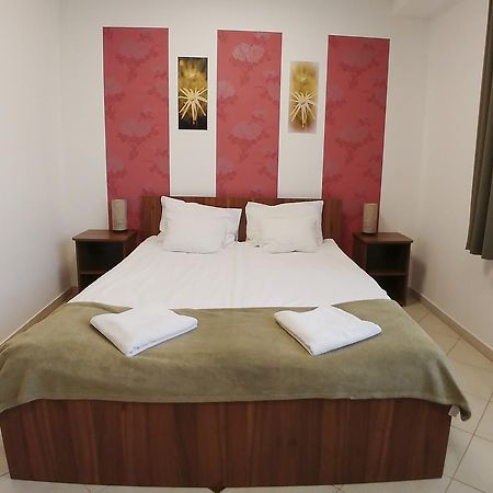Lotus Hotel Сегед Екстериор снимка